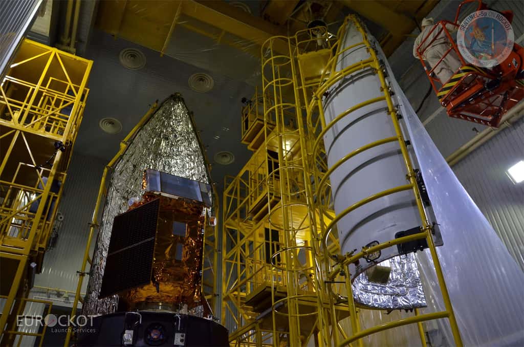 Le satellite Sentinel 5P mis sous la coiffe du lanceur Rockot, un missile reconverti pour le lancement de satellites. © Eurockot