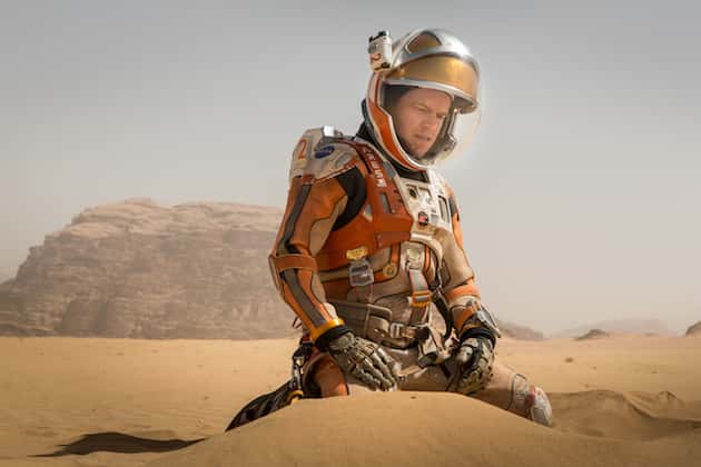 Dans Seul sur Mars, Mark Watney (interprété par Matt Damon) fouille le sable de la région d’Ares Vallis où il s’est rendu pour retrouver Sojourner. © Ph. TM, 20th Century Fox 2015