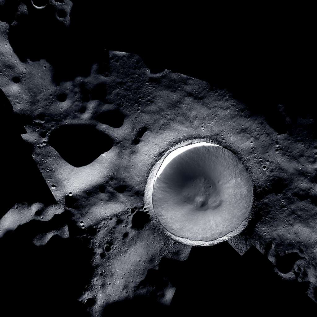 Formée grâce à une combinaison d'images prises par les sondes LRO et Danuri, cette photo du pôle Sud de la Lune permet d'admirer les détails du cratère. Cette image est néanmoins « trompeuse » car le plancher et le fond du cratère sont plongés en permanence à l’ombre de la lumière du Soleil ! © Nasa, KARI