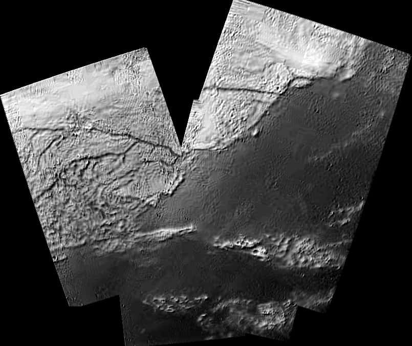 14 janvier 2005, Titan, 16 km au-dessus de la surface. Le module Huygens est en train de descendre sous parachutes. Cette image montre un réseau de rivières et de fleuves, alimentant des lacs, voire des mers. Ce n'est pas de l'eau (il fait -180° au sol), mais du méthane (plutôt que de l'éthane, la question se posait avant cette exploration). Les astronomes sont surpris. <em>« On n'y comprend rien »</em> dira André Brahic, présent à une soirée publique à la Cité des sciences et de l'industrie au moment de l'arrivée de ces images, en direct et en public. © JPL, ESA