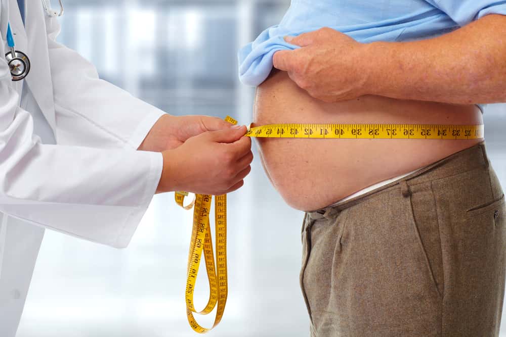 Selon l’OMS, une personne est considérée comme obèse lorsque son indice de masse corporelle ou IMC dépasse les 30 kg/m<sup>2</sup>. Au-delà de 35, on parle d’obésité sévère. © Kurhan, shutterstock.com