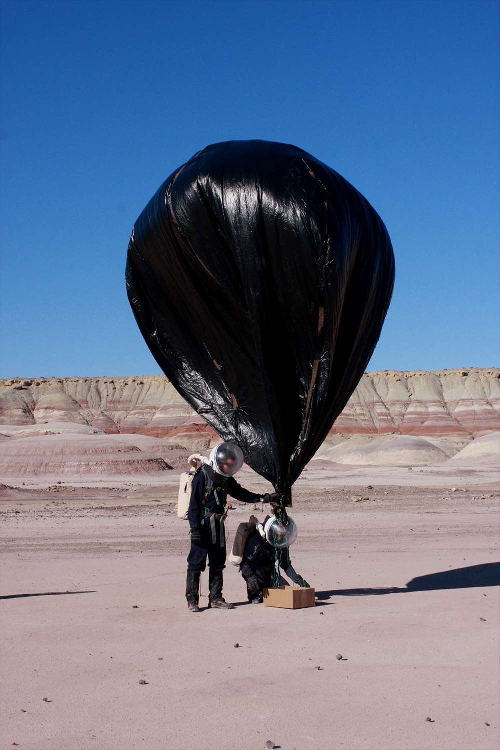 Déploiement du ballon pour un premier essai. L'engin est monté aussi haut que ses 90 mètres de corde le lui permettaient et a fourni à l'équipe des données atmosphériques et des images du site. © MDRS 175 / Supaéro