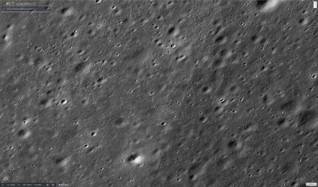 Chang'e 6 s'est posée dans l'hémisphère sud lunaire, aux coordonnées 41.64° S et 153.86° O (point bleu au centre de l'image prise plus tôt par la sonde américaine LRO), avec une erreur de près de 16 kilomètres par rapport au point visé. © Nasa, <em>Arizona State University LRO/LROC</em> Lunar QuickMap
