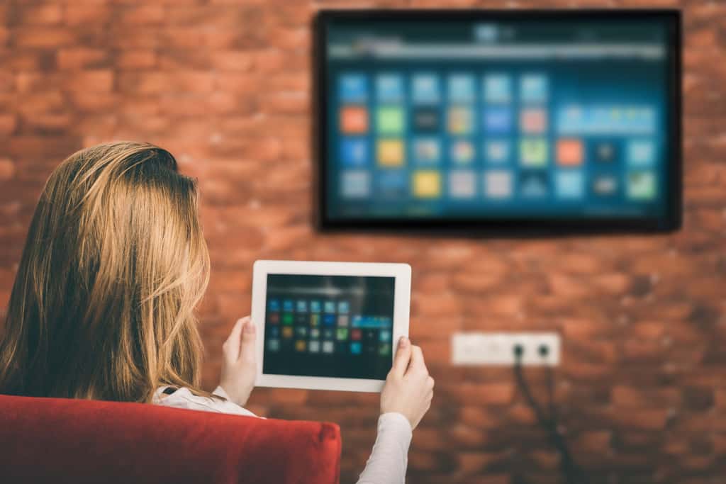 La smart TV offre une multitude de services. © Rasulov, Adobe Stock