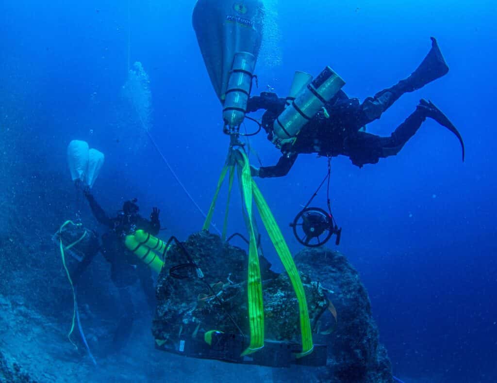 Le socle d'une statue de marbre a également été remonté à la surface par les plongeurs, aidés de parachutes remplis d'air. © Nikos Giannoulakis