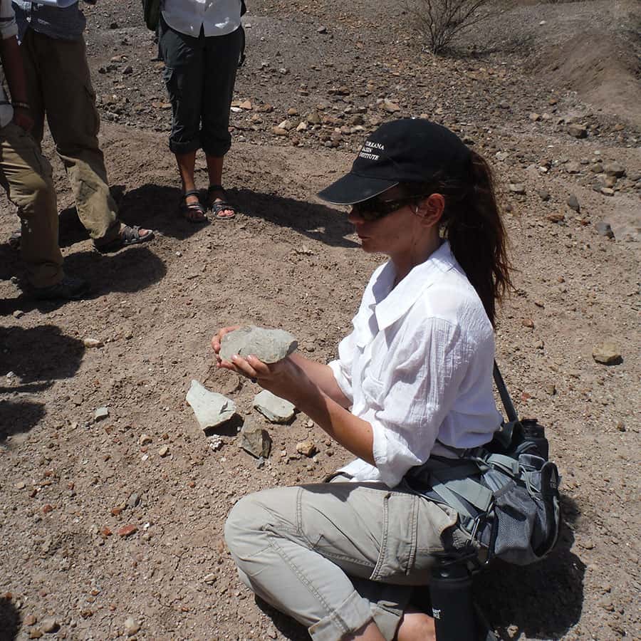 L'archéologue Sonia Harmand fait cours à des étudiants sur le site de Lokalalei 2C dans le cadre d'un stage de terrain organisé par le <em>Turkana Basin Institute</em>. Ce site a livré des objets issus d'une industrie lithique datée de près de 2,3 millions d'années. Il constitue un des plus vieux gisements préhistoriques connus actuellement en Afrique de l'Est. ©<em>Turkana Basin Institute</em>