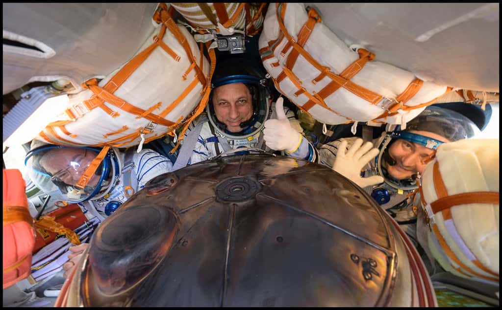 Photographie à l'intérieur de la capsule Soyouz. De droite à gauche, P. Dubrov, A. Shklaperov, M. Vande Hei. © Roscosmos 
