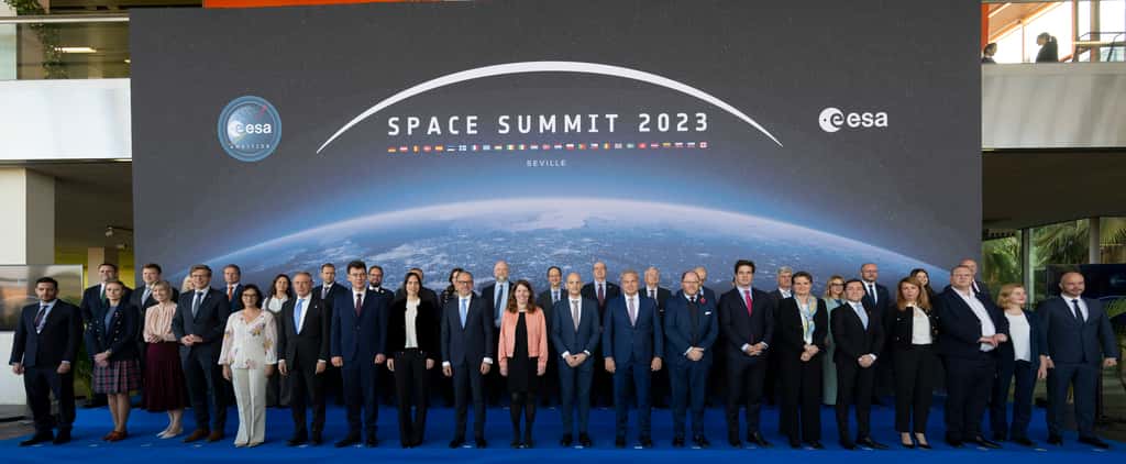 Ministres et représentants des États membres associés, et partenaires de l'ESA se sont retrouvés le 6 novembre au sommet spatial de Séville pour donner le feu vert à la nouvelle feuille de route de l'agence, incluant les nouvelles subventions à Ariane 6. © ESA
