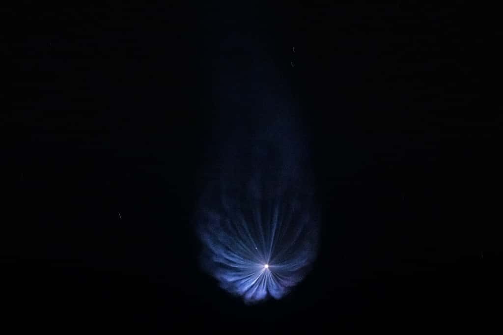 Magnifique plume laissée dans la haute atmosphère par le passage de la Falcon 9 lors d'une récente mission Starlink. © SpaceX