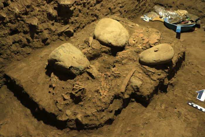 Excavation du squelette dans la grotte de Leang Panninge dont l'ADN a été analysé. © Hasanuddin University, Indonesia