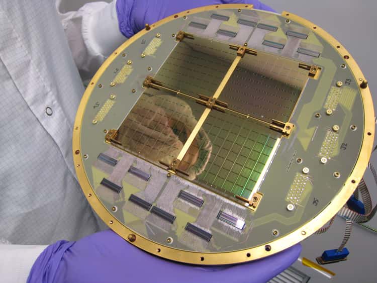 Dans le plan focal du radiotélescope Bicep2, on a placé un réseau de 512 bolomètres supraconducteurs, conçus pour fonctionner à 0,25 K (0,25 °C au-dessus du zéro absolu) dans le but de réduire le bruit thermique dans les détecteurs. Ce réseau, que l'on voit ici, a été fabriqué au <em>Jet Propulsion Laboratory</em> de la Nasa. La même technologie est utilisée pour chasser les particules de matière noire, par exemple avec l'expérience CDMS. © Anthony Turner, JPL
