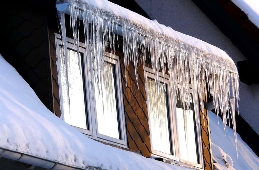 L’hiver, il peut se former des stalactites de glace le long des gouttières par exemple. © june66, Pixabay, CC0 Creative Commons