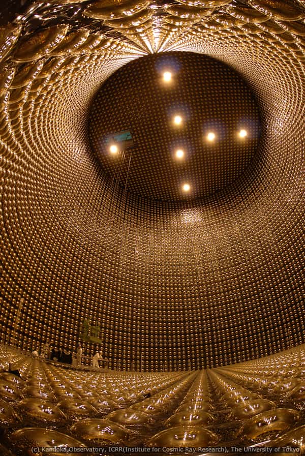 Une vue de l'intérieur du détecteur Super-Kamiokande lors d'une vidange complète. En fonctionnement, les plus de 11.000 photomultiplicateurs qu'il contient sont noyés dans 50.000 tonnes d'eau. © <em>Kamioka Observatory</em>, ICRR, université de Tokyo
