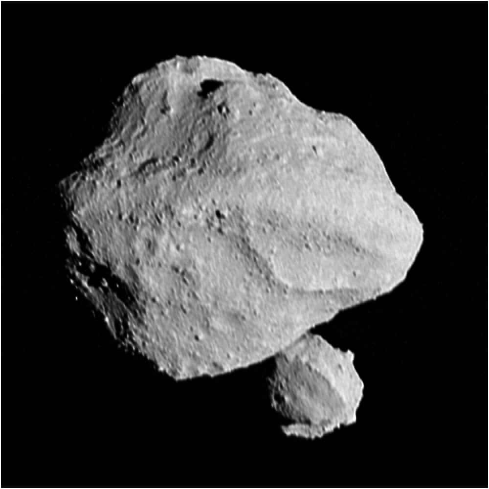 Voici la paire Dinkinesh imagée ici par la caméra LLORRI (<em>Lucy Long-Range Reconnaissance Imager</em>). L'image a été prise le 1<sup>er</sup> novembre 2023, à 17 h 55, heure de Paris, au moment où la sonde était au plus près, à 430 kilomètres de l'astéroïde double. © Nasa, Goddard, SwRI, Johns Hopkins APL, Noao