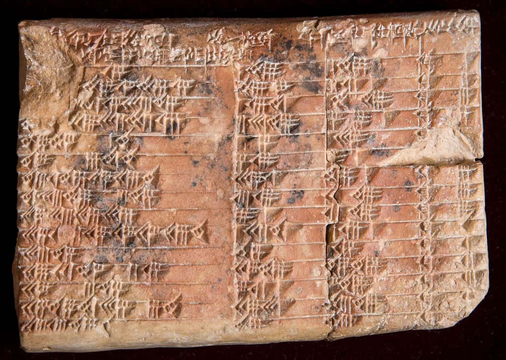 Sur la tablette qui fait le buzz, un tableau de 4 colonnes et 15 lignes en écriture cunéiforme. © Daniel Mansfield, université de Nouvelle-Galles du Sud