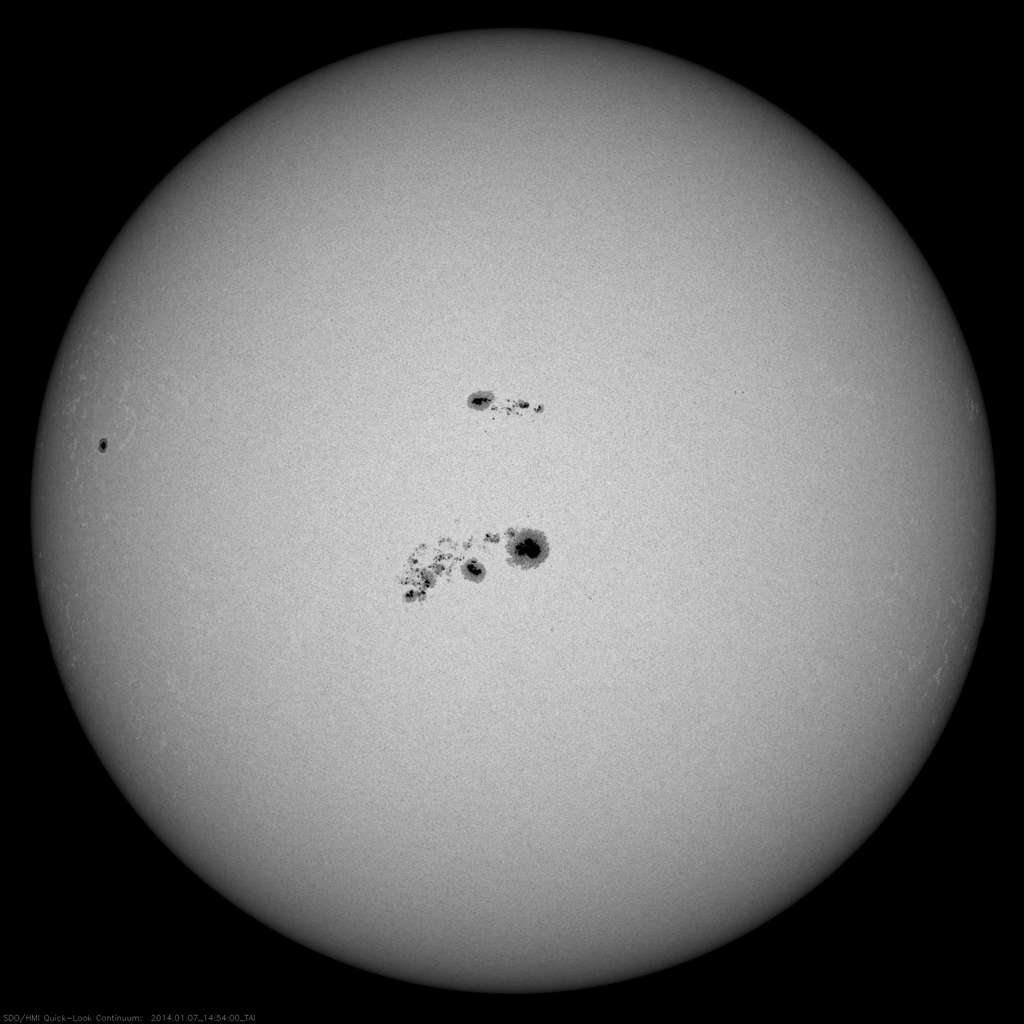 La tache solaire AR1944 observée en janvier 2014 est particulièrement frappante sur cette image du Soleil. Elle est plus grande que la Terre. © Nasa