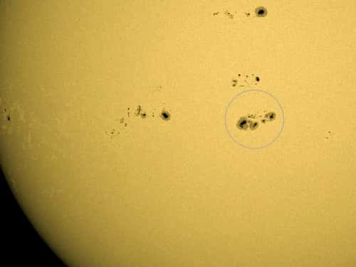 En avril 2014, le satellite SDO (<em>Sun Dynamics Observatory</em>) de la Nasa a repéré une tache solaire, baptisée AR2036, dont la taille vaut trois à quatre fois celle de la Terre. © Nasa, SDO