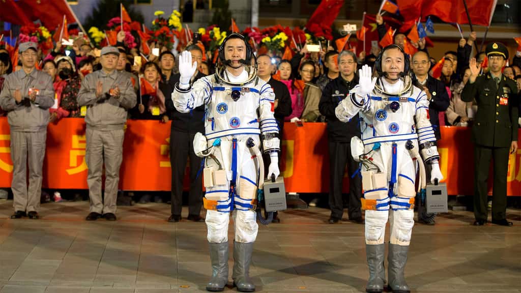 Deux taïkonautes s'apprêtent à monter à bord d'une capsule Shenzhou. © Reuters, China Daily