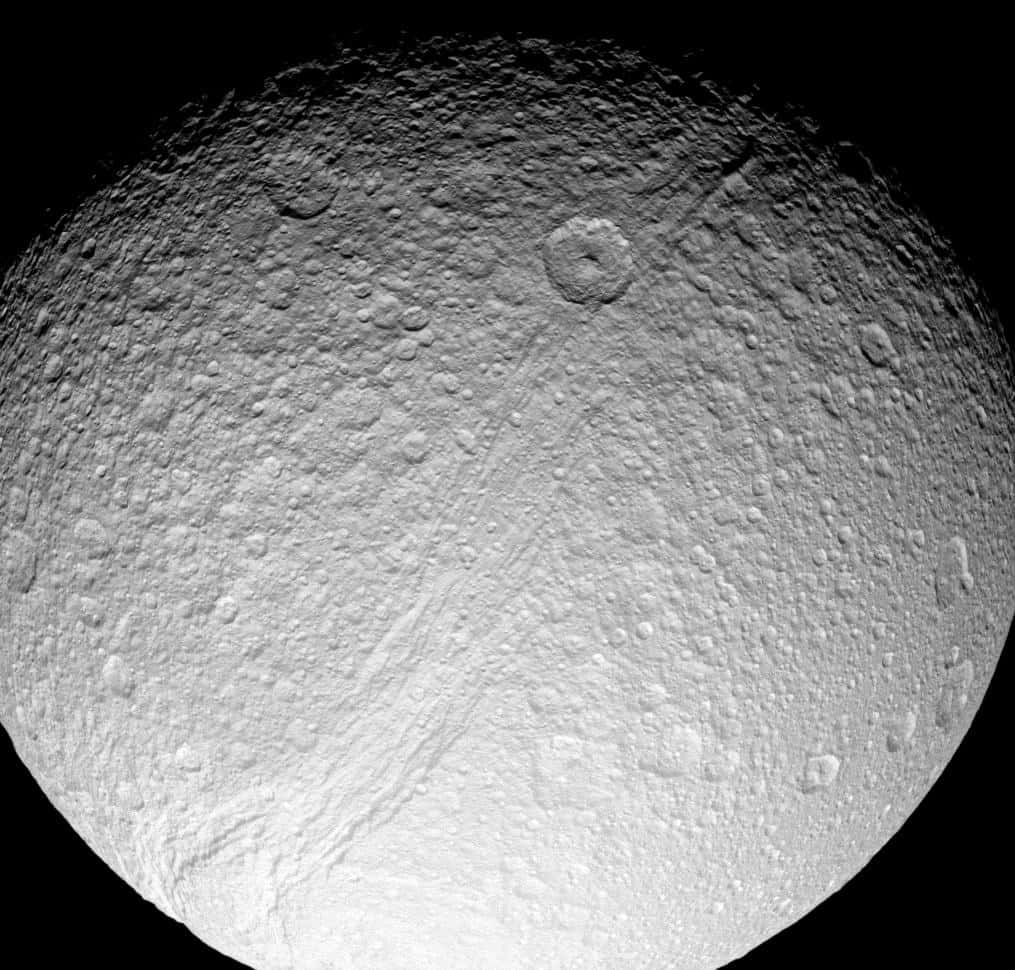 Une vue de Thétys prise par la sonde Cassini. La canyon Ithaca Chasma est bien visible. Il a probablement été formé sous l'influence de forces de marée de Dioné il y a des millions d'années. © Nasa