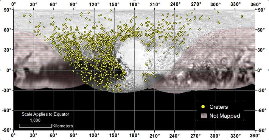 Distribution à la surface de la planète naine (exclusivement la partie survolée par New Horizons le 14 juillet) des quelque 1.000 cratères comptés par les chercheurs. Aucun n’a été signalé dans la vaste plaine Spoutnik, le ventricule gauche du cœur de Pluton, vraisemblablement formée il y a moins de 10 millions d’années. © Nasa, JHUAPL, SwRI