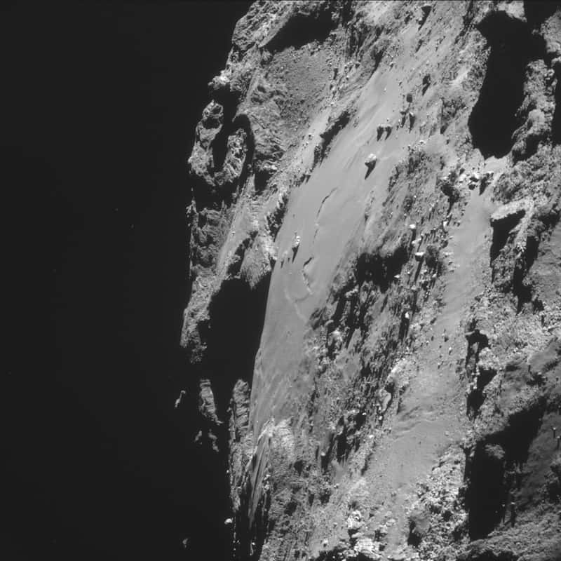Nouvelle image de la région des rochers de Gizeh où, du haut de ses 45 m (maximum), Cheops se fait contempler. Non loin de là, on peut observer une sorte de dépression. L’image a été capturée avec la caméra de navigation (NavCam), le 8 octobre, à seulement 16,9 km de distance. © Esa, Rosetta, Navcam