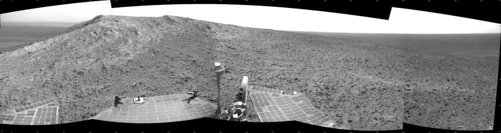 Image prise par Opportunity le 5 janvier 2015. Le lendemain, le rover se trouvait à Cape Tribulation, haut de 135 m, qu’on aperçoit au centre, sur la crête des remparts ouest du cratère Endeavour. © Nasa, JPL-Caltech
