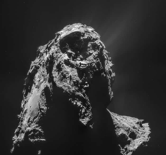 Point de vue inhabituel de 67P/Churyumov-Gerasimenko. Mosaïque de 4 images prises par Navcam de Rosetta, le 16 janvier 2015 à 28,4 km de la surface du noyau de la comète. Des jets de gaz et de poussières sont visibles sur le limbe, en haut de l’image. À gauche, dans la région désormais nommée Imhotep, on reconnait les <a href="//www.futura-sciences.com/magazines/espace/infos/actu/d/systeme-solaire-gros-plan-rocher-surface-comete-67p-55600/" title="Gros plan sur un rocher à la surface de la comète 67P" target="_blank">rochers de Cheops</a>. © Esa, Rosetta, Navcam, CC BY-SA IGO 3.0
