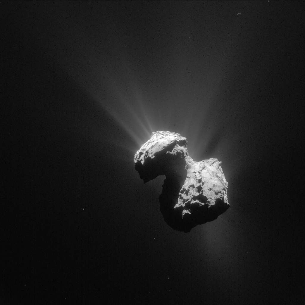 Le noyau de Tchouri, le 7 juillet, soit deux jours avant le dernier contact en date de Philae avec Rosetta. <a href="//www.futura-sciences.com/magazines/espace/infos/actu/d/philae-traces-atterrisseur-philae-toujours-cache-comete-57039/" title="Sur les traces de l&#039;atterrisseur Philae, toujours caché sur sa comète">L’atterrisseur se cache</a> dans un recoin du plus petit lobe, mal ensoleillé jusqu’à récemment. L'ensoleillement est cependant en train de changer avec le rapprochement de la comète du Soleil. © Esa, Rosetta, NavCam, CC by-sa igo 3.0 