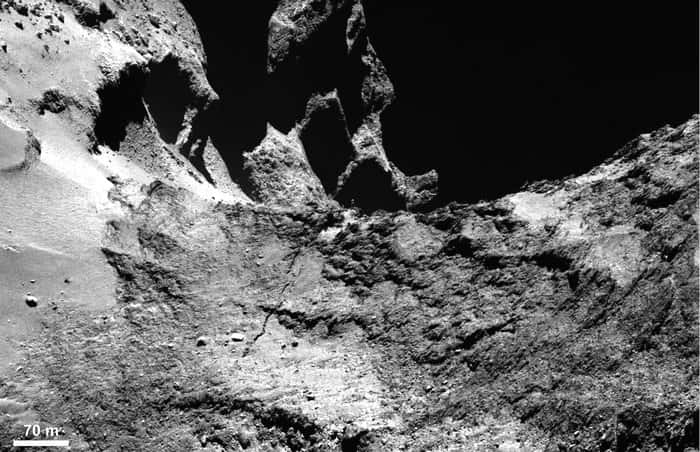 Fissures dans la région d’Anuket, sur le cou de la comète, à la limite avec la région d’Hapi. Image prise avec la caméra Osiris de Rosetta en janvier 2015. © Esa, Rosetta, MPS for OSIRIS Team MPS, UPD, LAM, IAA, SSO, INTA, UPM, DASP, IDA