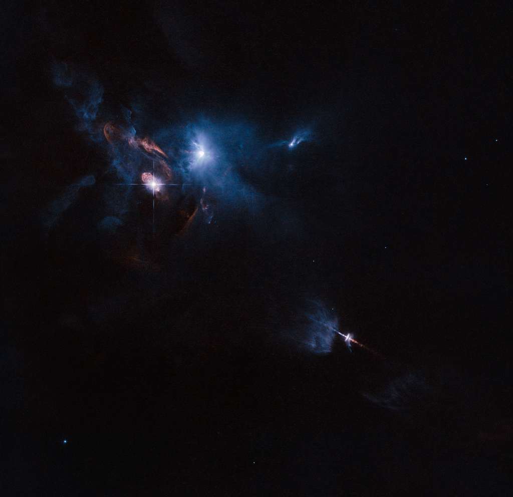 Sur cette image réalisée par le télescope spatial Hubble, on découvre l’environnement tumultueux de HL-Tauri (au sein du nuage bleuté), très jeune étoile indiscernable dans le visible, entourée d’un disque protoplanétaire. © Esa, Nasa, Hubble, Judy Schmidt