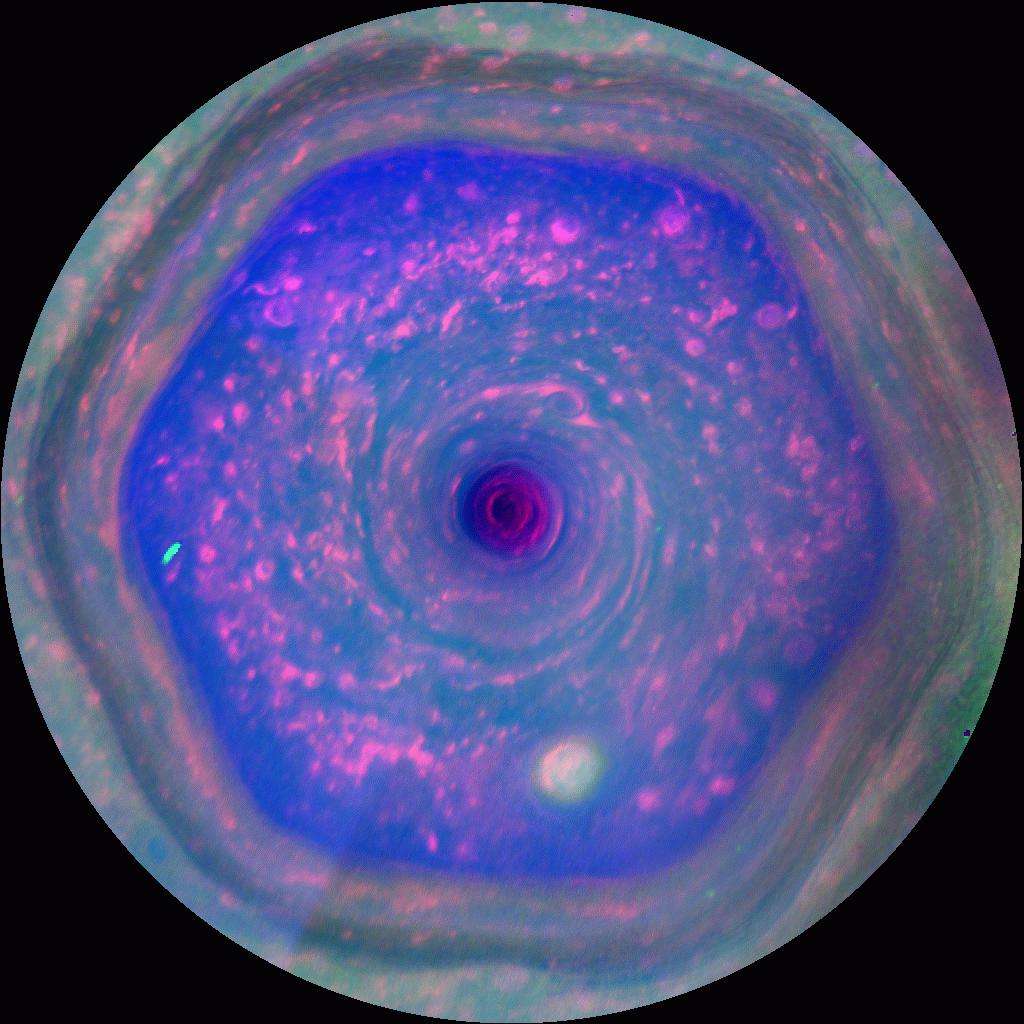 Première vue complète de l'immense structure avec six faces de courants-jets présente au pôle nord de Saturne. Surnommée l'« hexagone », elle s'étend jusqu'à 70° de latitude. L'équinoxe de printemps dans l'hémisphère nord, qui a débuté en 2009, permet au pôle nord de la planète géante d'être enfin exposé au Soleil. Ces images en fausses couleurs ont été capturées par la sonde spatiale Cassini. © Nasa, JPL-Caltech, SSI, université de Hampton