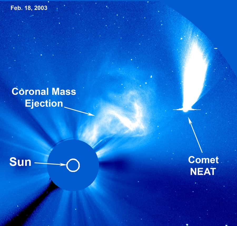 Sur cette image prise le 18 février 2003, le Soleil (<em>Sun</em>) masqué par un coronographe de Soho (le disque bleu sur l'image) venait d’expulser des millions de particules chargées dans le milieu interplanétaire (<em>Coronal Mass Ejection</em>). Au même moment, la comète NEAT (<em>Comet NEAT</em>), découverte en 2002, traversait le champ d’observation. C’est une des 15 images retenues par la Nasa pour un concours. Vous pouvez voter pour votre préférée <a target="_blank" href="http://soho.nascom.nasa.gov/ImageContest/contest.html">ici</a>. © Soho, Esa, Nasa