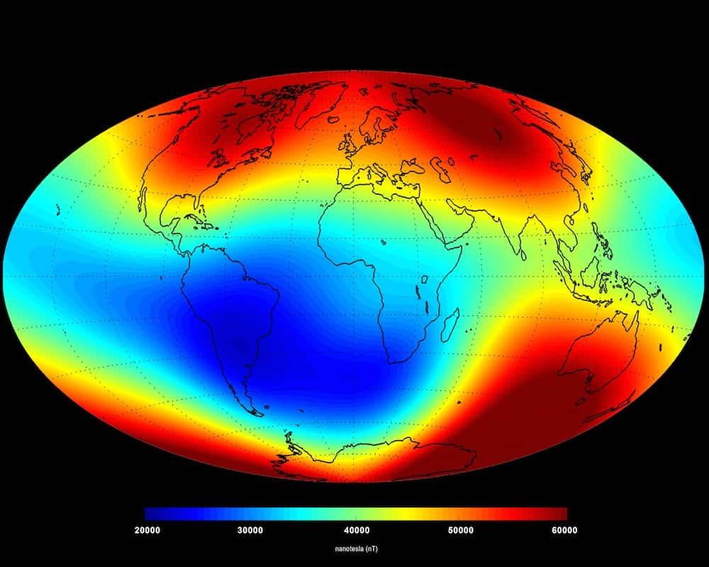 Carte des fluctuations du champ magnétique en juin 2014. 95 % du magnétisme observé par le trio Swarm a pour origine le noyau terrestre. Les scientifiques tentent de distinguer les autres sources possibles telles que les océans, la croûte terrestre, le manteau ou l’ionosphère. L’intensité du champ magnétique est plus forte dans les régions colorées en rouge. © Esa, DTU Space
