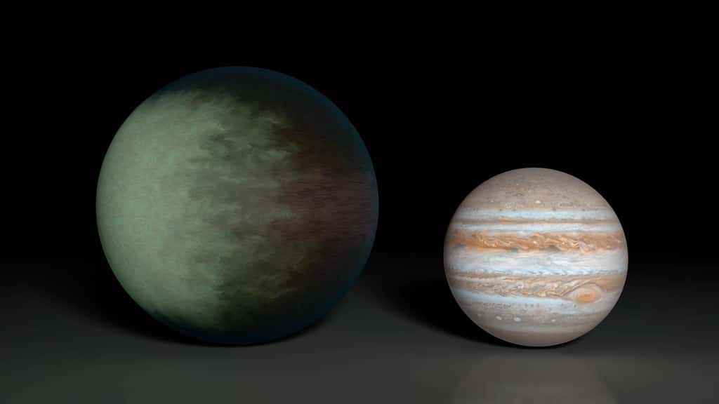 Bien que 1,5 fois plus grande que notre Jupiter, Kepler-7b ne fait que 0,4 fois sa masse. En orbite synchrone de 4,8 jours autour de son étoile-hôte très proche, ce « Jupiter chaud » arbore des nuages détectés avec le satellite Kepler sur une moitié de sa surface. © Nasa, JPL-Caltech, MIT