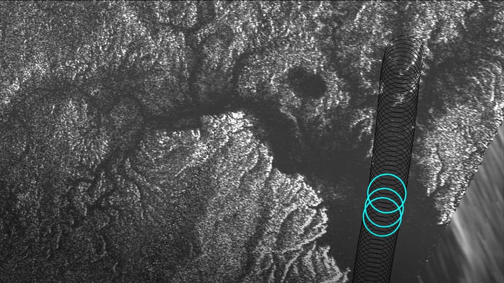 Mesures altimétriques réalisées par le radar de Cassini au-dessus de l’estuaire d’un fleuve qui se jette dans la mer d’éthane et de méthane liquides, Kraken Mare. À l’emplacement des trois cercles bleus, la profondeur a été évaluée à respectivement 27, 33 et 30 mètres. © Nasa, JPL-Caltech, Asi, Cornell