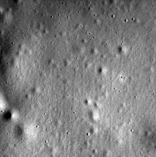 Voici la dernière image de Mercure, enregistrée et transmise par la sonde Messenger avant son crash programmé. Photographiée le 30 avril, elle nous dévoile le plancher du cratère Jokai (93 km de diamètre). La largeur de l’image est d’environ 1 km et sa résolution est de 2,1 m/pixel. © Nasa, JHUAPL