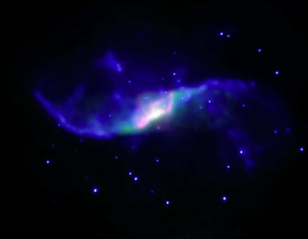L’ensemble du disque galactique de M106 n’apparaît pas sur ces images superposées capturées dans l’infrarouge par Spitzer et dans le rayonnement X par Chandra. En revanche, on distingue nettement les nuages d’hydrogène moléculaire échauffés par les jets du trou noir supermassif au centre de la galaxie. © Nasa, CXC, JPL-Caltech