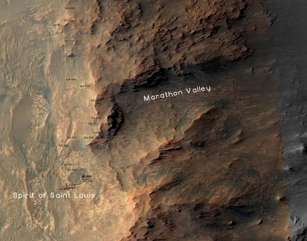 Sur cette image de la sonde MRO, le parcours d’Opportunity sur les remparts ouest d’Endeavour a été tracé jusqu’au sol 4031 (26 mai 2015). Ce jour-là, le rover sur le bord du petit cratère <em>Spirit of Saint Louis</em>. La vallée creusée à droite se nomme <em>Marathon Valley</em>. Plus à droite encore, hors champ, il y a l’intérieur du cratère de 22 km de diamètre. © Nasa, JPL