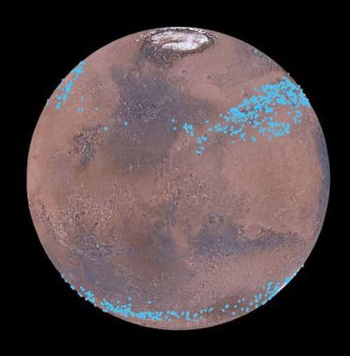 Pas la peine de se rendre jusqu’aux pôles pour trouver de la glace d’eau sur Mars. Des milliers de glaciers répartis aux latitudes moyennes stockent d’énormes volumes de glace d’eau. D’épaisses couches de poussière nous les cachent et les protègent aussi de l’évaporation. © <em>Mars Digital Image Model</em>, Nasa, Nanna Karlsson
