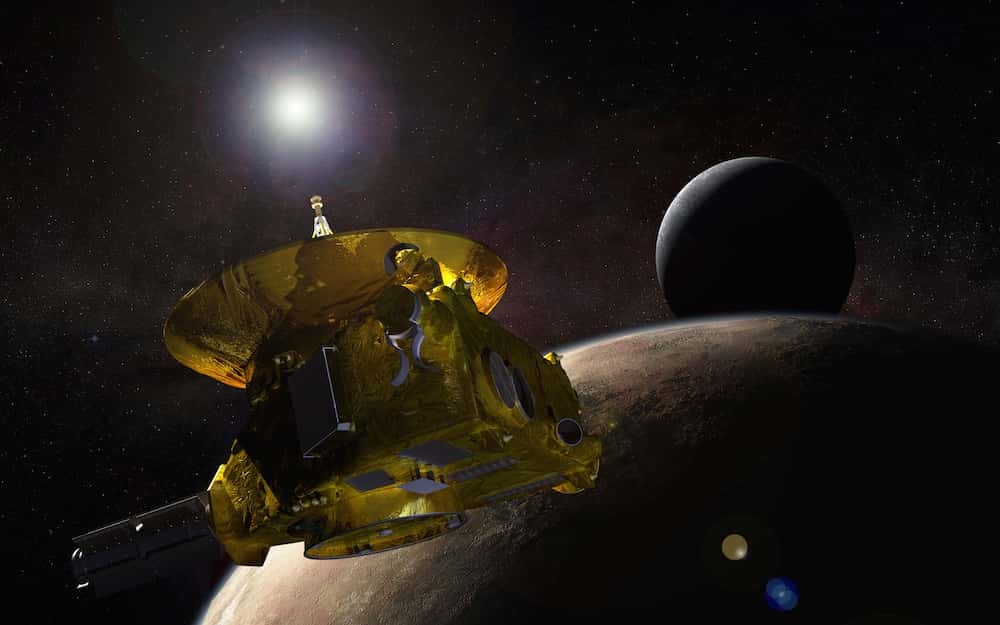 Le 14 juillet prochain, New Horizons sera la première sonde spatiale à survoler Pluton et Charon. Sa suite d’instruments collectera des données précieuses sur la géologie, la géomorphologie, la température, l’atmosphère, etc. de chacun de ces deux mondes sombres situés dans la ceinture de Kuiper. © Nasa, <em>Johns Hopkins University Applied Physics Laboratory</em> (JHUAPL), <em>Southwest Research Institute</em>