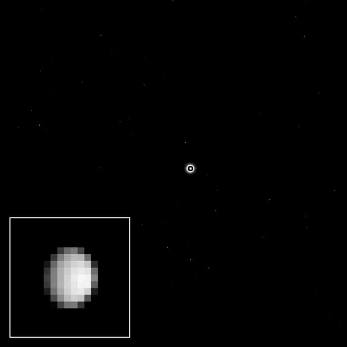 Au centre, Cérès fut surexposée afin que les étoiles de l’arrière-plan apparaissent. Par-dessus, une seconde image avec un temps de pose plus court est superposée. Dawn était à environ 1,2 million de kilomètres de Cérès, le 1er décembre, lorsque ce portrait large de quelque 9 pixels a été réalisé. © Nasa, JPL-Caltech, Ucla, MPS, DLR, IDA