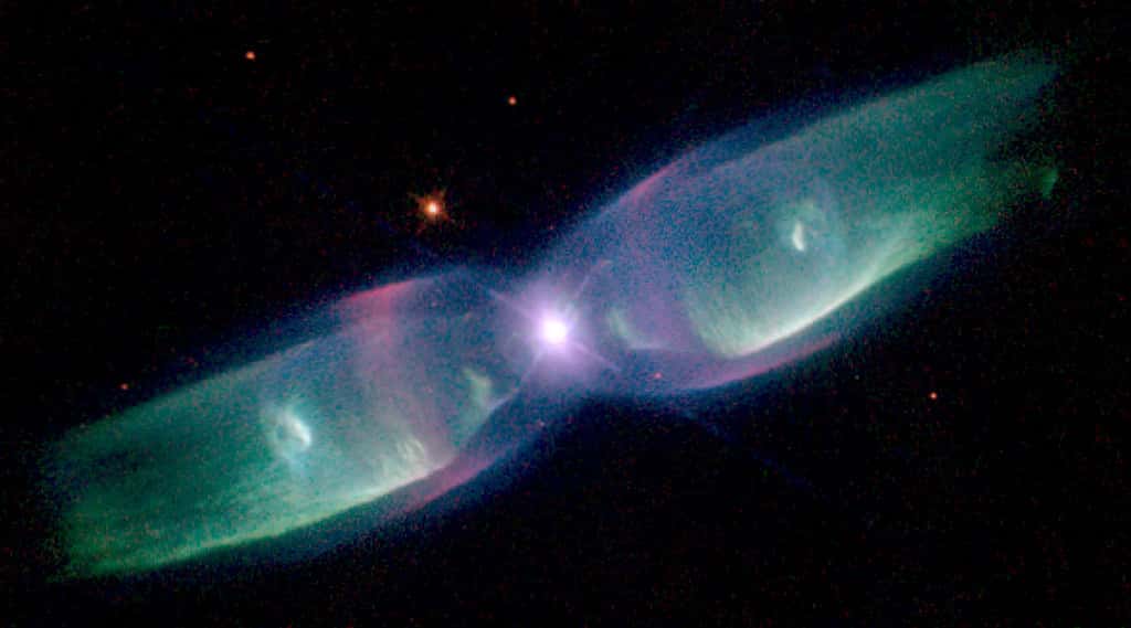 La nébuleuse bipolaire PN M2-9 surnommée la nébuleuse des jets jumeaux photographiée par Hubble en 1997. © Nasa, Esa, Bruce Balick (<em>University of Washington</em>), Vincent Icke (<em>Leiden University</em>), Garrelt Mellema (<em>Stockholm University</em>)