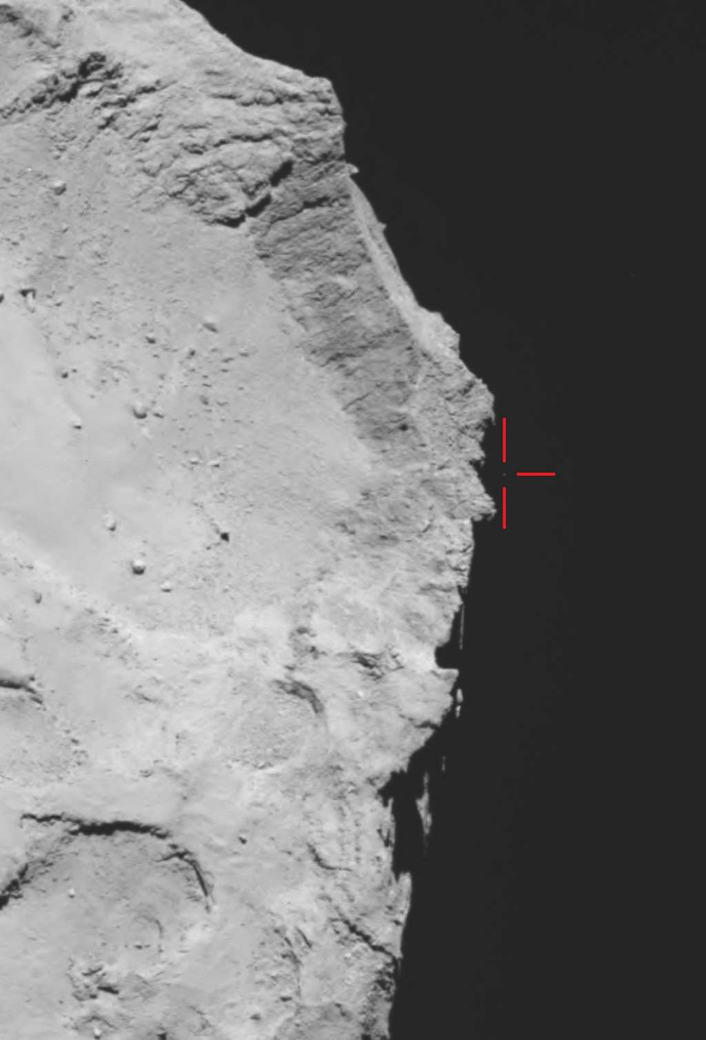 Il était 17 h 18 TU, le 12 novembre 2014, lorsque la caméra grand-angle d’Osiris a réalisé cette photo. Les scientifiques pensent que le petit point gris (3 pixels) que l’on aperçoit sur le limbe de la comète, au-dessus des remparts qui bordent la dépression Hatmehit, pointé par les traits rouges, est peut-être Philae. © Esa, Rosetta, MPS, UPD, LAM, IAA, SSO, INTA, UPM, DASP, IDA