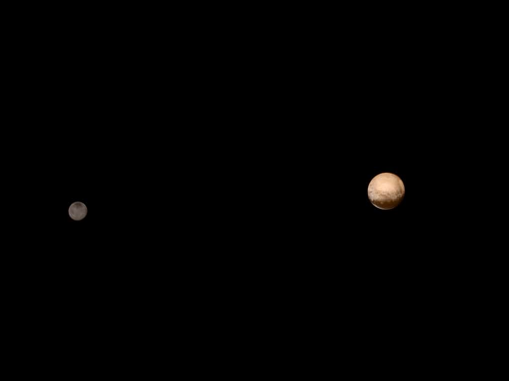 À droite, Pluton et à gauche, Charon. Cette image traitée par déconvolution a été prise avec la caméra de Lorri, le 8 juillet 2015, à environ 6 millions de km de distance. « Ces deux objets sont ensemble depuis des milliards d’années, mais ils sont totalement différents » a déclaré à leur sujet, le chef scientifique de la mission Alan Stern du SwRI. © Nasa, JHUAPL, SwRI