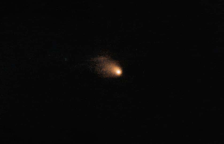 La comète 67P/Churyumov-Gerasimenko vue de la Terre, le 11 août 2014 soit quelques jours après l’arrivée de Rosetta à seulement 100 km du noyau (point lumineux central). Sur cette image composite (40 clichés de 50 secondes) réalisée au foyer du VLT-1 Antu, on distingue sa chevelure longue de 19.000 km. Les nombreuses étoiles qui normalement occupent l’arrière-plan ont été soigneusement gommées. © Eso, Esa, Colin Snoberas
