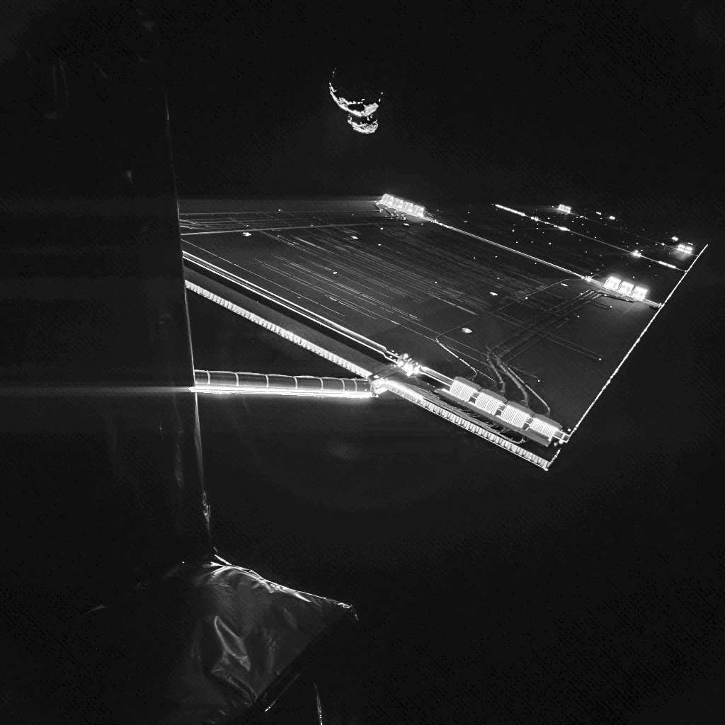 Autoportrait partiel de Rosetta avec, à l’arrière-plan, la comète 67P/Churyumov-Gerasimenko (4 km de long) à quelque 50 km de distance. Cette image composite a été capturée le 7 septembre par la caméra CIVA de l’atterrisseur Philae. L’aile déployée portant des panneaux solaires mesure 14 m de longueur. © Esa, Rosetta, Philae, CIVA