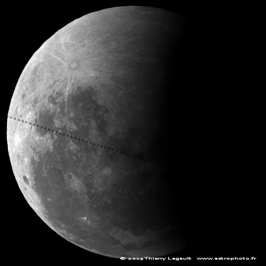 L’astrophotographe Thierry Legault n’a eu qu’à se déplacer de 10 km de chez lui pour capturer le transit de la Station spatiale internationale (ISS) devant la super Lune traversant l’ombre de la Terre. Cela s’est passé en fin de nuit, alors que la Lune descendait vers l’horizon ouest. © Thierry Legault