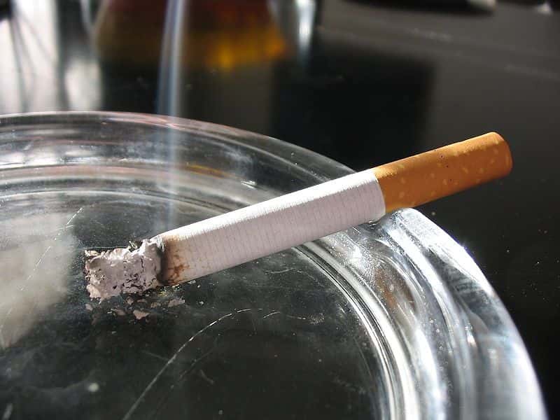 Certaines estimations considèrent qu'un fumeur sur trois voudrait <a href="//www.futura-sciences.com/magazines/sante/infos/dossiers/d/medecine-arreter-fumer-affranchir-tabac-1164/" title="Dossier - Arrêter de fumer : comment s’affranchir du tabac">arrêter de fumer</a>, mais les deux tiers qui tentent le sevrage n'y parviennent pas. © Tomasz Sienicki, Wikipédia, CC by-sa 3.0