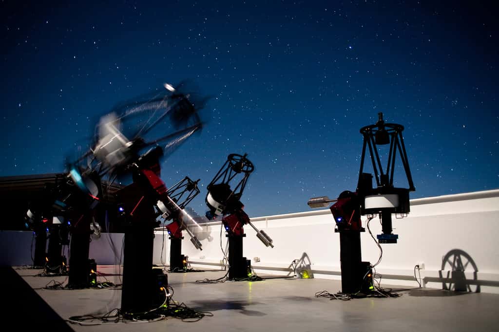 Au sommet du Cerro Tololo au Chili, les télescopes robotisés de 40 cm de diamètre MEarth-South scrutent chaque nuit des centaines de naines rouges à la recherche d’exoplanètes (détectées par transit). © Jonathan Irwin