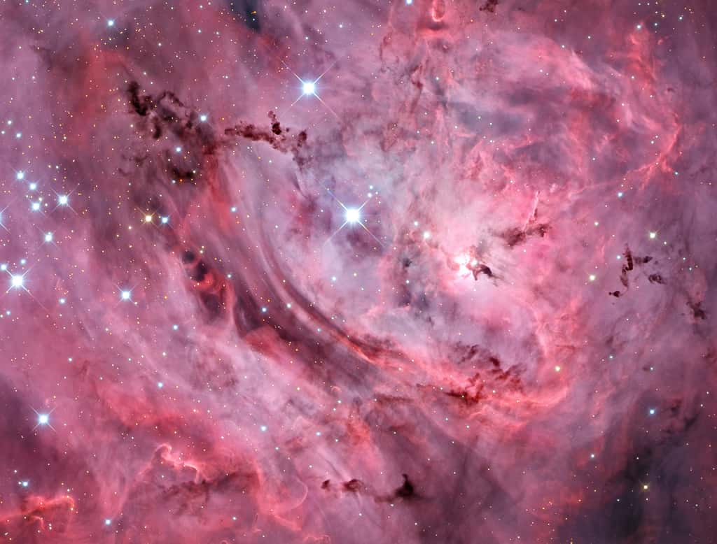 La nébuleuse du Lagon (M8) photographiée presque tout entière, depuis le sol terrestre, par l’astronome Adam Block. On la voit surpiquée d’étoiles de l’amas ouvert NGC 6530 avec, au centre, le lagon. C’est un des plus beaux objets célestes à admirer dans le ciel d’été, en direction de la constellation du Sagittaire. L’image a été publiée sur le fameux site <a href="http://apod.nasa.gov/apod/ap150729.html" title="The Deep Lagoon" target="_blank">Apod</a>, le 29 juillet. © Adam Block, <em>Mt. Lemmon SkyCenter, University Arizona</em>